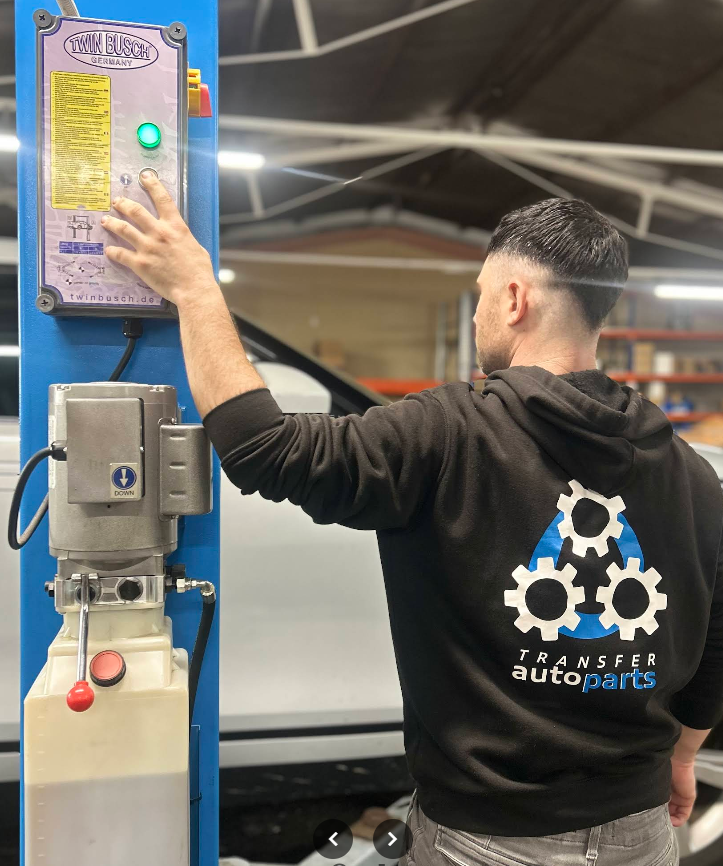 Patrick, fundador de Transfer AutoParts, trabajando en el taller